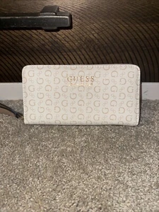 guess wristlet wallet - Picture 1 of 1
