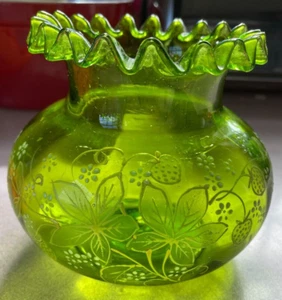 Vintage Fenton Green Hand Blown Glass Hand Painted Strawberry Plant Vase NICE!! - Picture 1 of 11