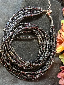 Collar babero vintage de 10 hebras de varias capas de ónix y cuentas de semillas de vidrio - Imagen 1 de 14