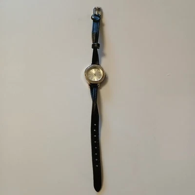 Reloj de pulsera negro para mujer con hebilla y correa retorcida elegante reloj analógico Foto 1 de 4