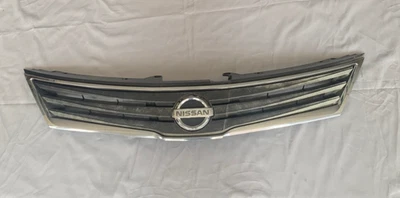 07-12 REJILLA SUPERIOR DELANTERA NISSAN VERSA 62310-ZW80A USADA OEM Foto 1 de 4