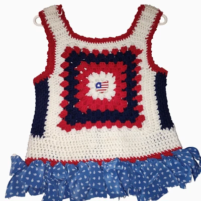 Regata de crochê vermelha branca azul feita à mão com pino de coração e bainha de babado paisley - Imagem 1 de 4