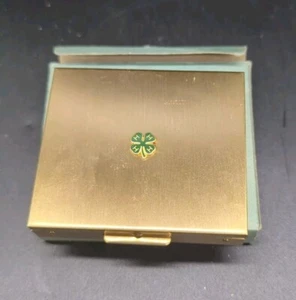 Polvo de club compacto 4H de colección con símbolo de trébol en el centro. 3” x 3,5”. - Imagen 1 de 5