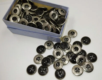 Lote de 142 botones antiguos vintage Kurz The Tailor 16 mm negro plata Le Fil WB31 Foto 1 de 4