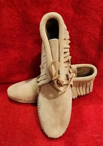 NIB-Minnetonka Women's Tan Moccasins size 4-RENDEZVOUS-Pow Wow-Muzzleloader - Picture 1 of 3