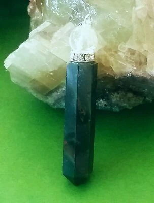 COLGANTE PIEDRA SANGRE 50 QUILATES CON TAPA CORTE DIAMANTE, CADENA PLATA Foto 1 de 3