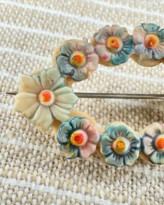 Vintage 1940er Jahre handbemalt Zelluloid Blume Cluster Brosche Pin - Schmuck - Bild 1 von 4