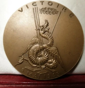 69mm MAY 1945 25Y 1970 VICTORY OVER GERMANY NAZISM BRONZE MEDAL WW2 nazis - Picture 1 of 3