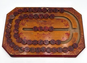 Antiguo juego de ortografía de palabras alfabeto de madera de 1886 con discos con letras rojas y ornamentado - Imagen 1 de 7