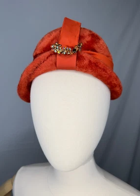 Sombrero cubo naranja profundo vintage años 60 con cinta de seda y broche AB, Howard Hanlon Foto 1 de 4