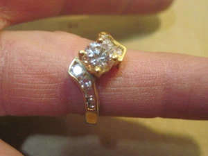 B OLD WOMENS GOLD COLOR WHITE STONE RING JEWELRY SIZE 8 - Picture 1 of 2