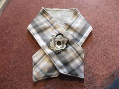 Nueva bufanda hecha a mano gris blanca a cuadros hecha a mano flor 44x5" suave polar Foto 1 de 3