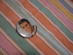 Lot 2 HAPPY DAYS - FONZIE 80s italy maxi pins badge - spilla grande FONZ IS COOL - Picture 1 of 1
