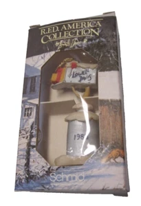 SCHMID 1983 Country Christmas Lowell Davis RFD America Buzón ORNAMENTO - Imagen 1 de 7