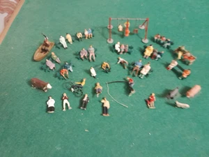 MODEL RAILWAY 40 FIGURES SITTING SEATED  PAINTED  gauge 1:120 - Picture 1 of 5