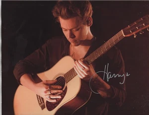 HARRY STYLES - GUTAUSSEHENDER SÄNGER - JUNG - HANDSIGNIERTES HANDSIGNIERTES FOTO MIT COA - Bild 1 von 2