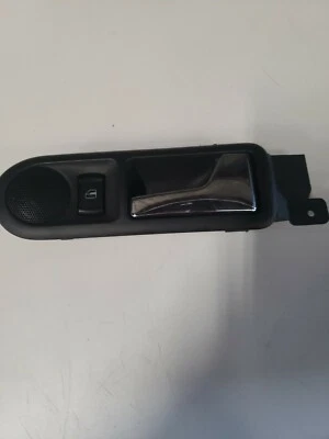 Volkswagen PASSAT 2001 1.8 L REAR RIGHT INTERIOR DOOR HANDLE W/ SPEAKER OEM Foto 1 de 4