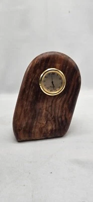 Reloj de cuarzo de mesa de madera artesanal decorativo para el hogar marrón sin probar. VINTAGE Foto 1 de 4