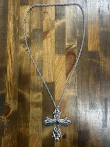 "De colección Corona Trifari Tono Plata Malla Cristiana Cruz Colgante 28.25"" Cadena Cuerda" - Imagen 1 de 7