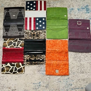 Lotto di 7 portafogli donna in pelle con stampa multicolore e tre pieghe - Foto 1 di 3