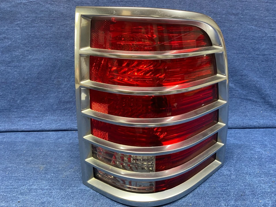 Lámpara de luz trasera derecha Mercury Mountaineer 2002 2003 2004 2005 OEM BONITA cromada #2 Foto 1 de 4