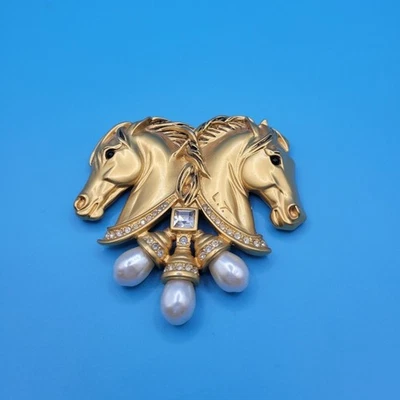 Broche doble cabeza de caballo en tándem corazones chapados en oro ELIZABETH TAYLOR AVON Foto 1 de 4