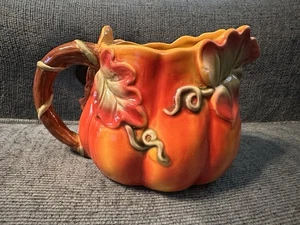 Brocca in ceramica zucca Burton + Burton con manico foglia decorazione tavolo - Foto 1 di 5