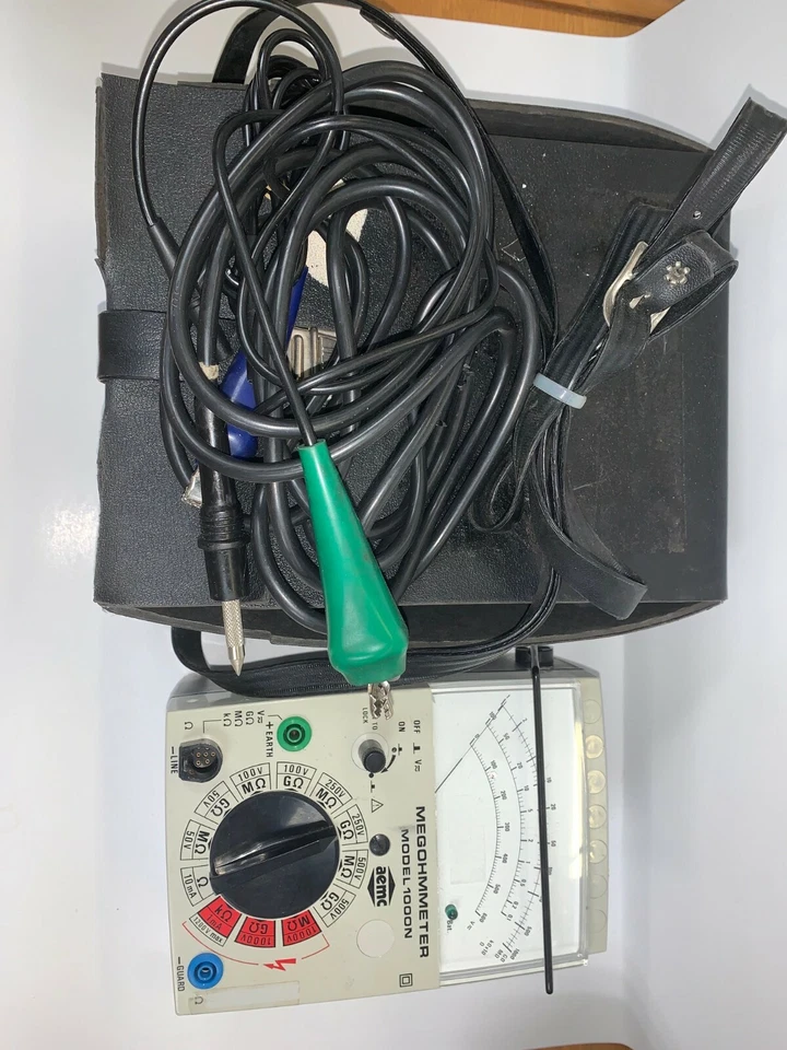AEMC MEGOHMMETER, 1000N, 600V,  W/ CASE 10" X 7-1/2" X 5"  **PARTS ONLY** - Image 1 of 4