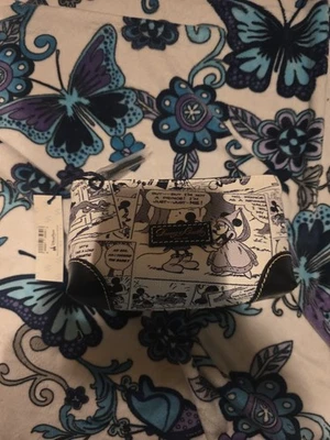 Nuevo con etiquetas Estuche de cosméticos Dooney & Bourke Mickey en negro/blanco con forro rojo Foto 1 de 4