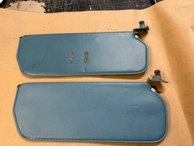 Parasoles para camioneta Chevy GMC 1973-1987 azul claro 73-87 OEM Foto 1 de 3