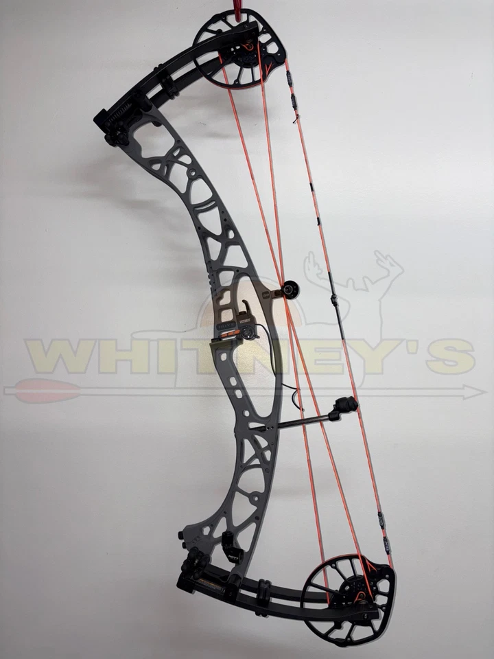 Used Hoyt Alpha X 33 - Right Hand - 60-70lbs - 26"-31" - Grey - Image 1 of 3