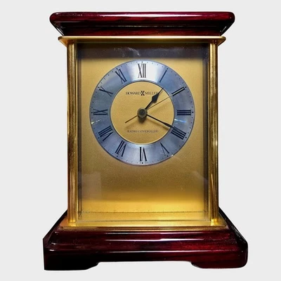 Relógio de mesa Howard Miller 645-384 Mantel controlado por rádio quartzo madeira e latão barbatana - Imagem 1 de 2