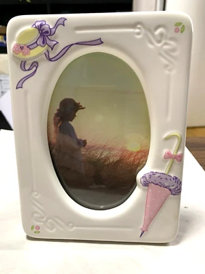 Moldura de porcelana desgastada vintage 5x7 branca com chapéu com fitas. - Imagem 1 de 3