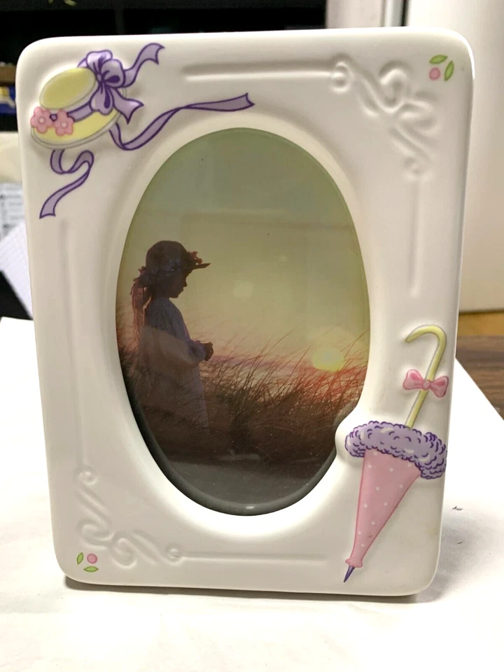 Marco de fotos vintage de porcelana envejecida 5x7 blanco con sombrero con cintas. Foto 1 de 3