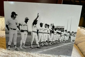 Hank Aaron Waves to the Crowd Baseball Tabletop Standee 7 12 X10 1/2 - Picture 1 of 2