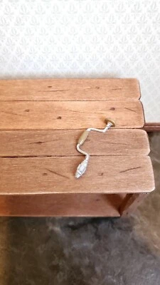 Taladro de mano para casa de muñecas estilo vintage escala 1:12 herramienta de carpintería metal Foto 1 de 2