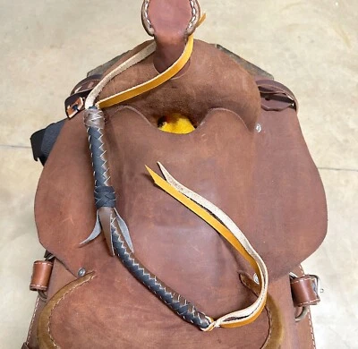 Quirt de cuero occidental trenzado marrón hecho a mano vaquero látigo caballo tachuela Foto 1 de 2