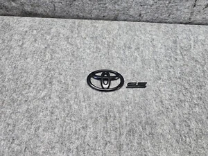 TOYOTA CAMRY SE 18-24 TAPA MALETERO TRASERO LOGOTIPO EMBLEMA RAER TOYOTA SE INSIGNIA OEM - Imagen 1 de 3