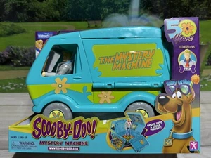 Scooby-Doo Mystery Machine Van & Fred Actionfigur exklusiv 50 Jahre Spielzeug - Bild 1 von 2