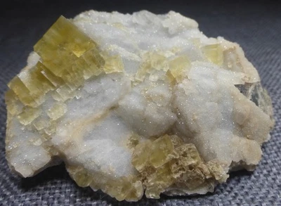 Minéraux, fluorite sur quartz  france, la barre 139 gr 7 x 5,5 - Photo 1/3