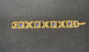 Brazalete de filigrana vintage 1975 Sarah Coventry tono dorado con cabujones de lapislázuli sintético - Imagen 1 de 9