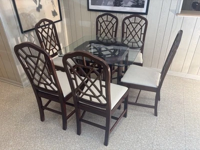 Sillas auxiliares y mesa chinas Chippendale Chinoisere de finales del siglo XX calados Foto 1 de 4