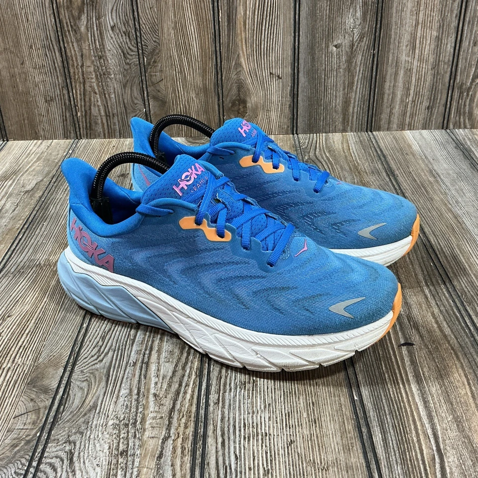 Hoka Arahi 6 女式跑步鞋蓝色粉红色 9B 码运动轻便靠垫 — 第 1/4 张图片