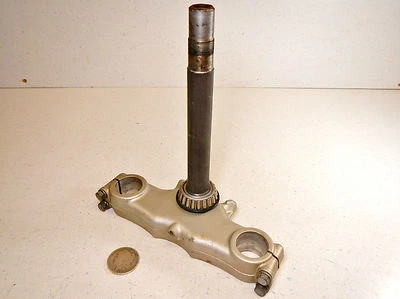 80 SUZUKI DR400 VÁSTAGO DE DIRECCIÓN INFERIOR TRIPLE ABRAZADERA DE ÁRBOL Foto 1 de 4