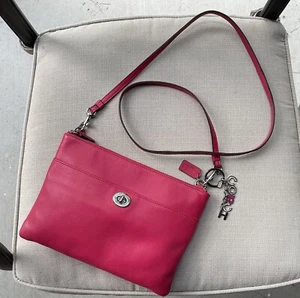 Coach Umhängetasche Hot Pink Fuchsia Leder Crossbody mit Vintage Schlüsselanhänger - Bild 1 von 6