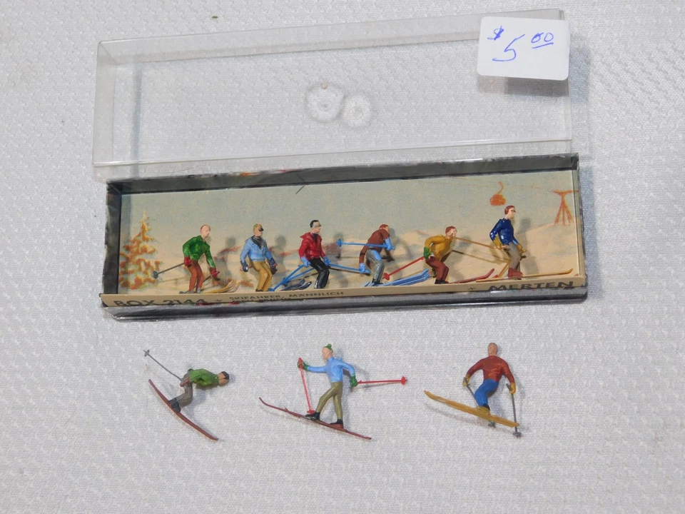 HO people 9 skier set MERTEN 2144 men skiing snow winter - Image 1 of 1