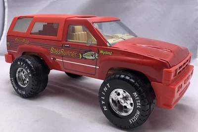 Camión de utilería eléctrica vintage Nylint Metal Bass Runner rojo EE. UU. AR Foto 1 de 4