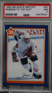 Tarjeta de hockey 1982 Neilson's Wayne Gretzky #30 Passing PSA 7 grados equipo Canadá - Imagen 1 de 2