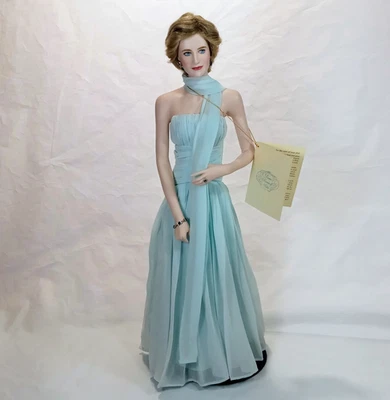 Muñeca de porcelana Franklin Mint Princesa Diana en vestido y soporte de gasa azul claro Foto 1 de 4