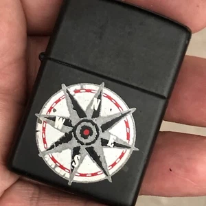 Accendino Zippo Vintage 1997 Marlboro Bussola Nero Opaco WOW - Foto 1 di 2